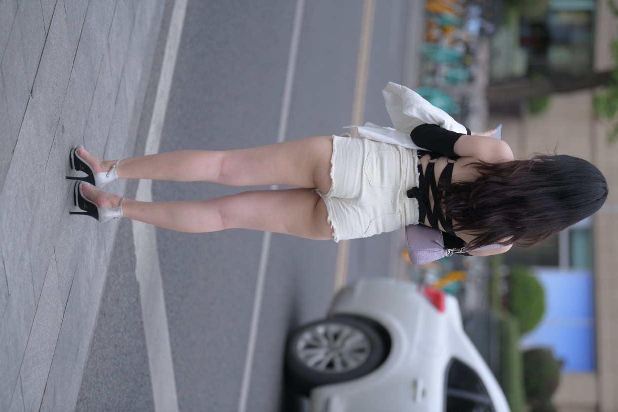 图片[2]-长发飘飘的白色热裤美丽女孩【49P】00029-小春日