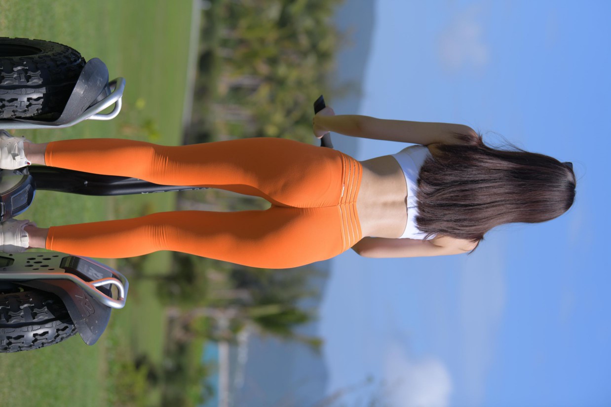 图片[4]-骑着平衡车的橘黄色瑜伽裤妹妹【620P】00054-小春日