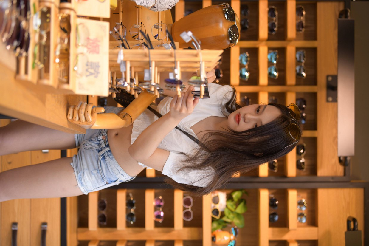 图片[4]-头戴花环的南方姑娘身穿紧身牛仔短裤【161P】00028-小春日