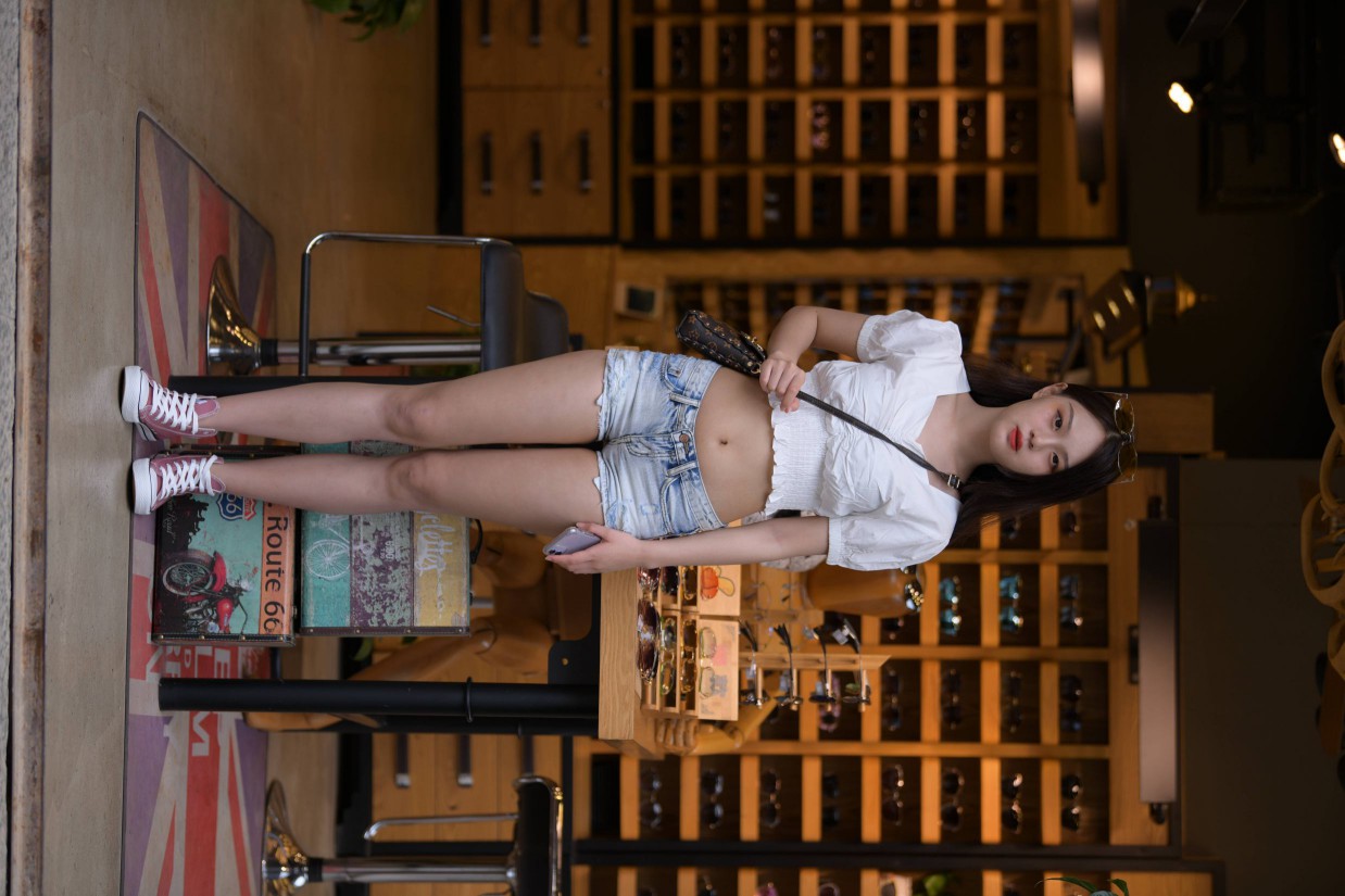 图片[6]-头戴花环的南方姑娘身穿紧身牛仔短裤【161P】00028-小春日