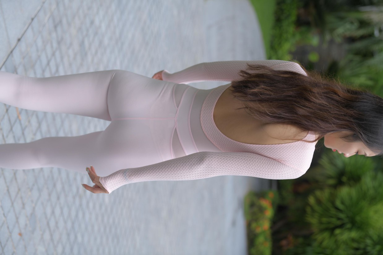 图片[4]-很漂亮眼睛也很大的白色瑜伽裤女孩【249P】00063-小春日