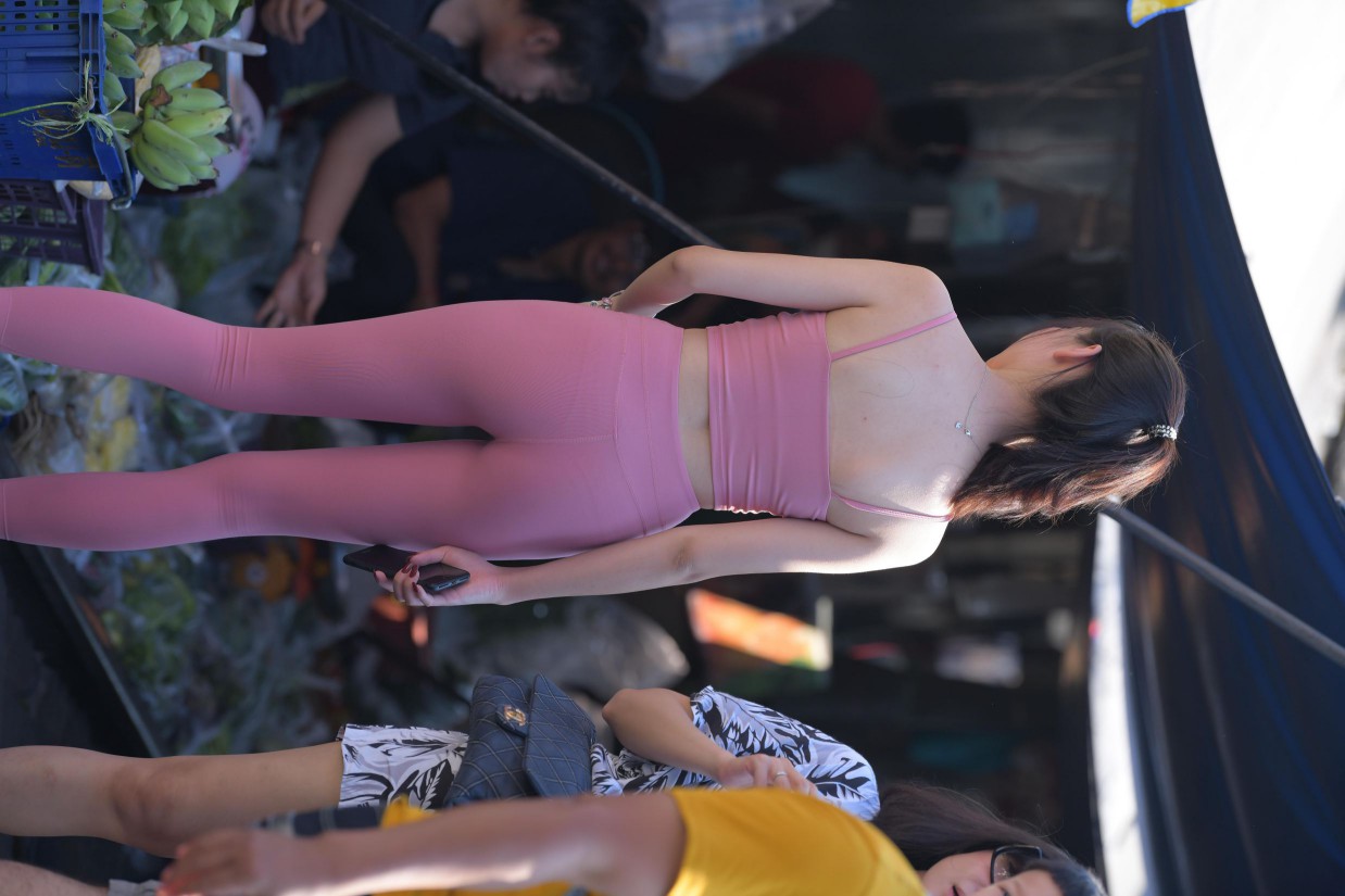 图片[3]-粉色的甜美瑜伽裤女孩在逛街【372P】00057-小春日