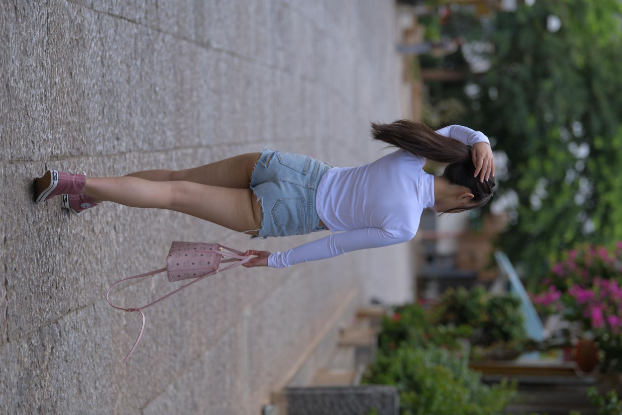 图片[2]-紧身牛仔短裤骑自行车的漂亮女孩【588P】00053-小春日