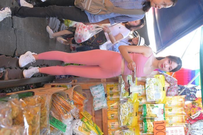 粉色的甜美瑜伽裤女孩在逛街【372P】00057-小春日