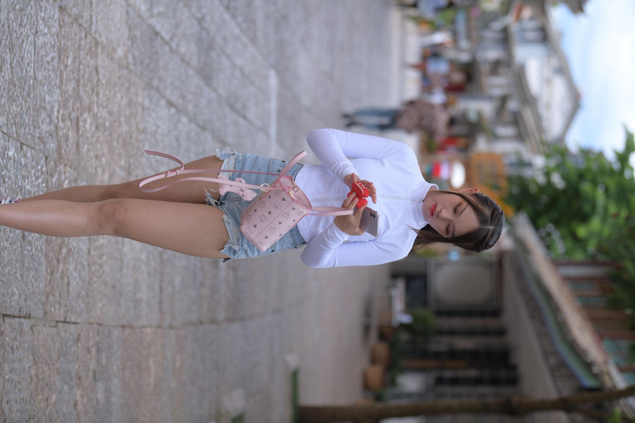 图片[3]-紧身牛仔短裤骑自行车的漂亮女孩【588P】00053-小春日