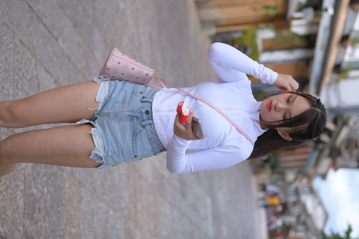 图片[4]-紧身牛仔短裤骑自行车的漂亮女孩【588P】00053-小春日