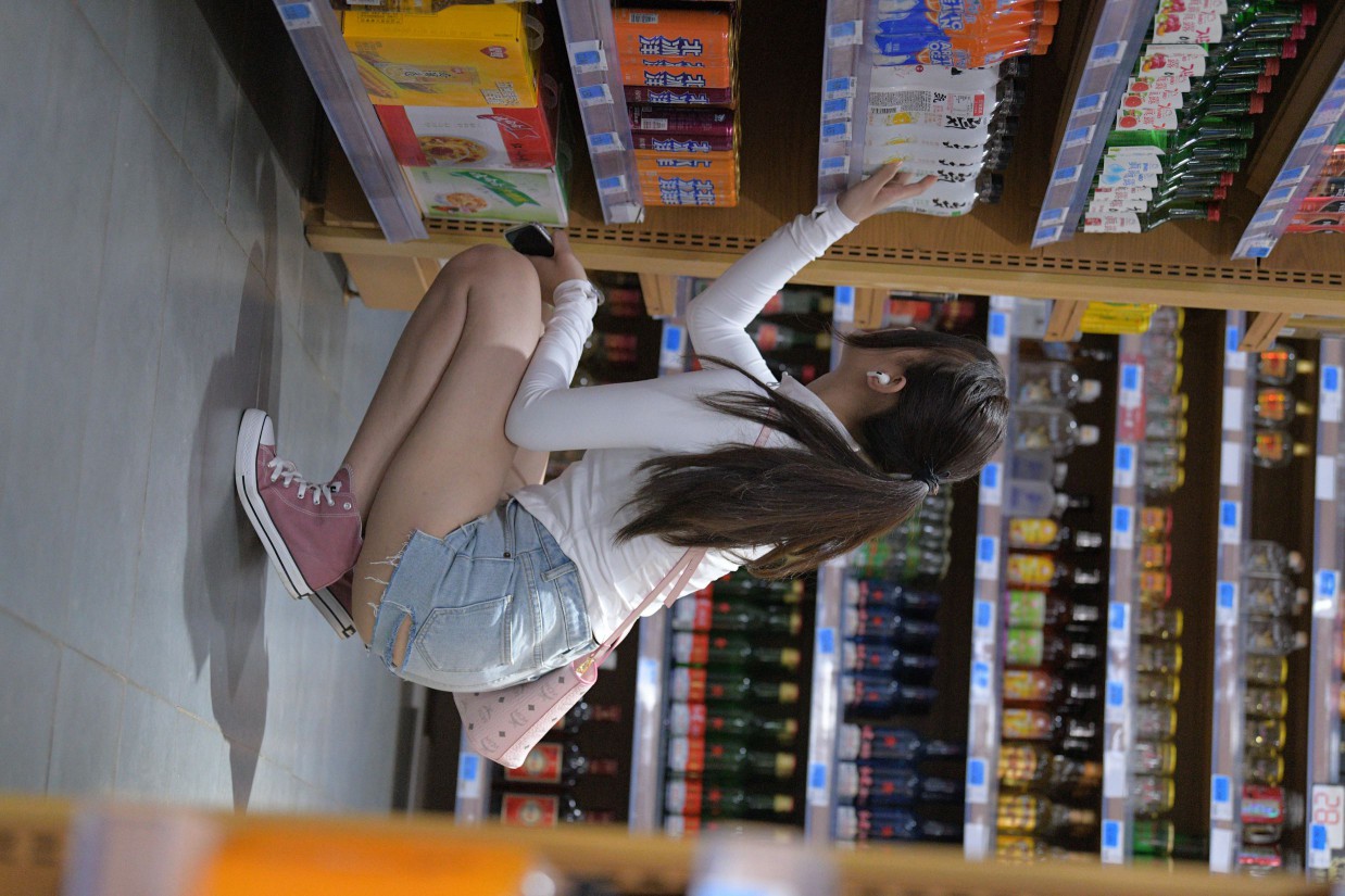 图片[5]-紧身牛仔短裤骑自行车的漂亮女孩【588P】00053-小春日