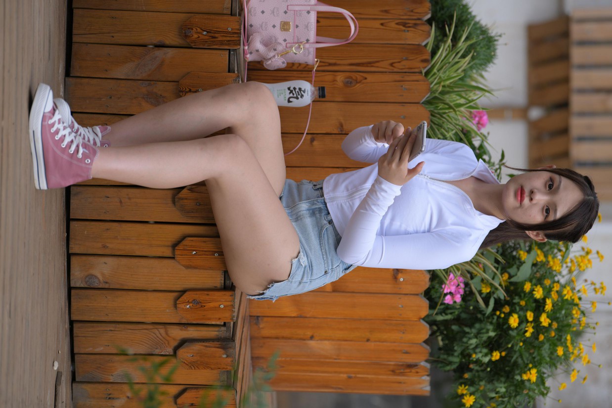 图片[7]-紧身牛仔短裤骑自行车的漂亮女孩【588P】00053-小春日