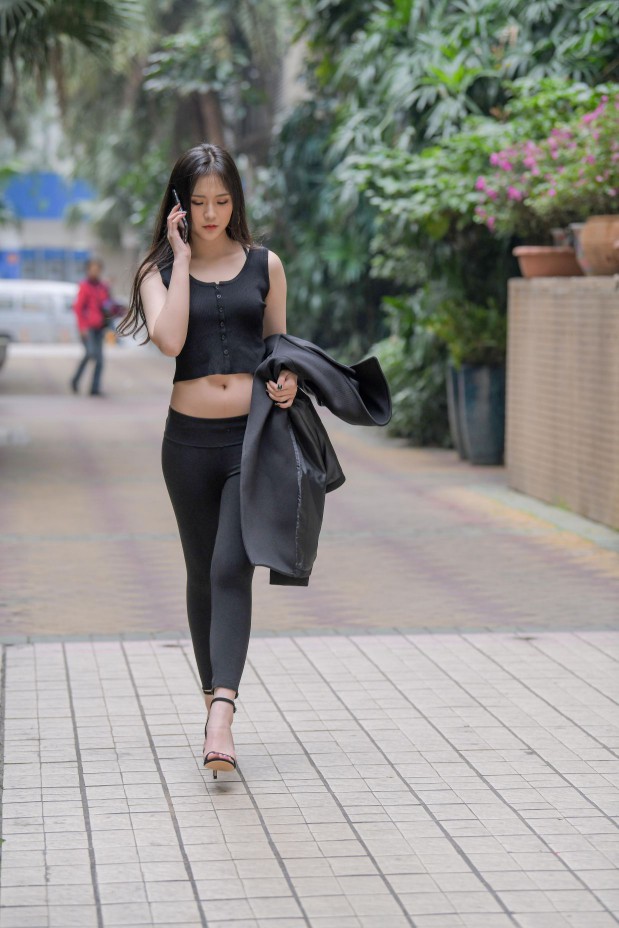图片[4]-喝奶茶的黑色瑜伽裤长发姑娘【376P】00055-小春日