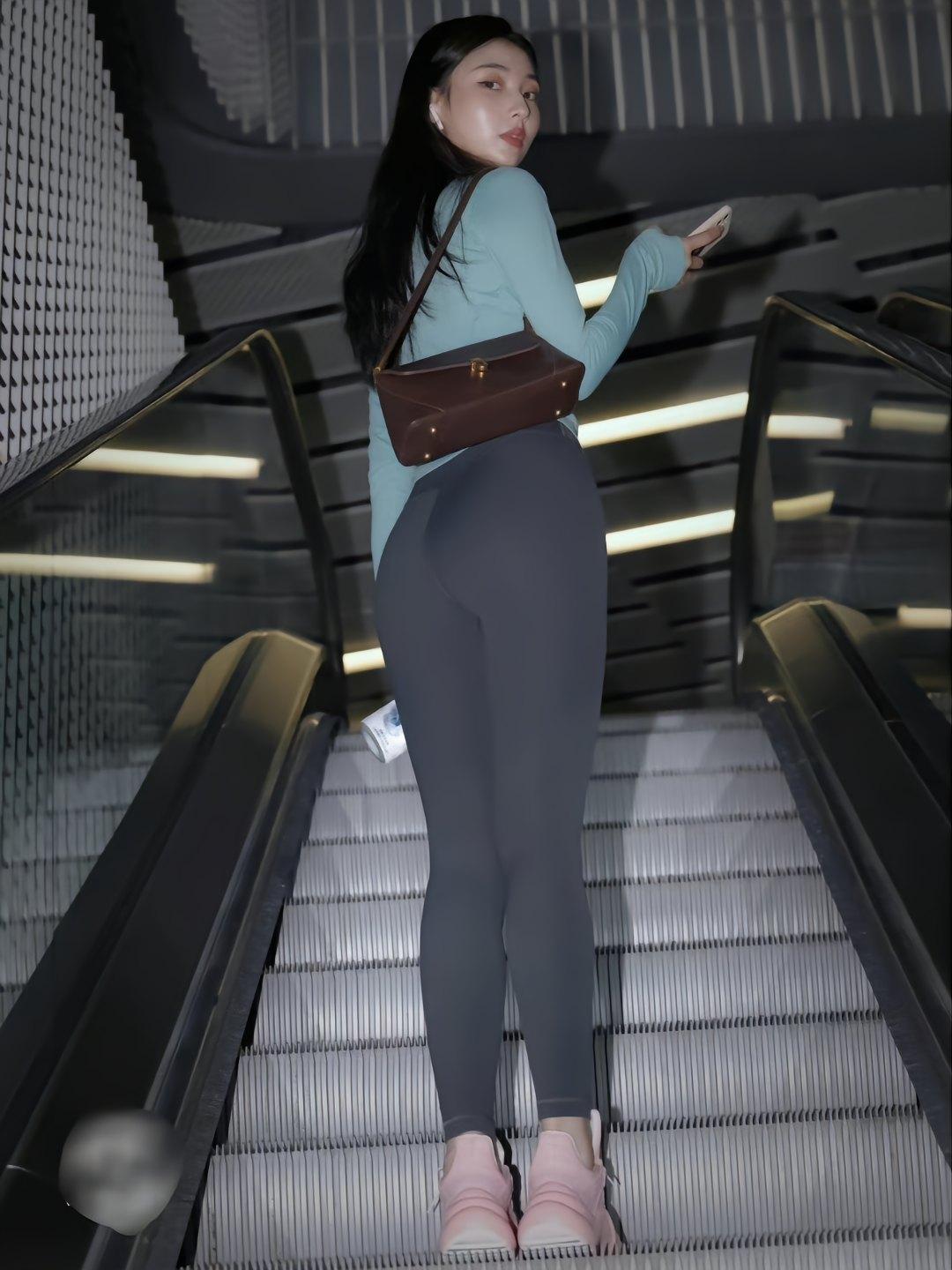 图片[1]-晚上逛商场的瑜伽裤漂亮女孩J2244 225P2V-15.1GB-小春日