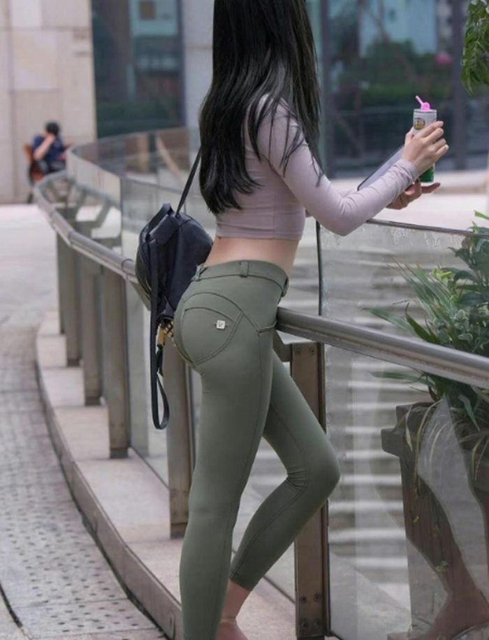 紧身牛仔裤身材很好的女人 J2060 529P1V-20.3GB-小春日