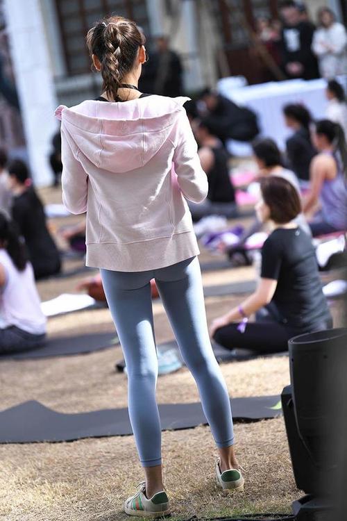图片[2]-在广场看热闹的瑜伽裤女人-小春日