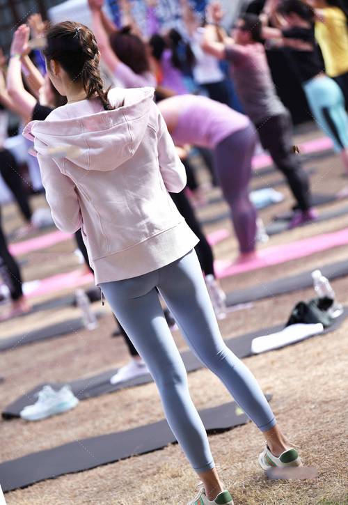 在广场看热闹的瑜伽裤女人-小春日