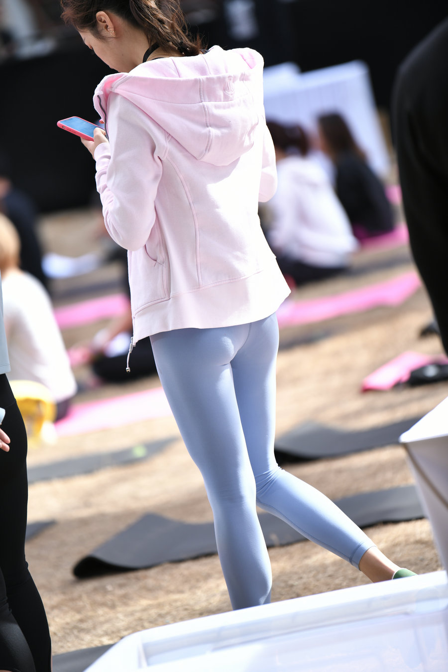 图片[3]-在广场看热闹的瑜伽裤女人-小春日