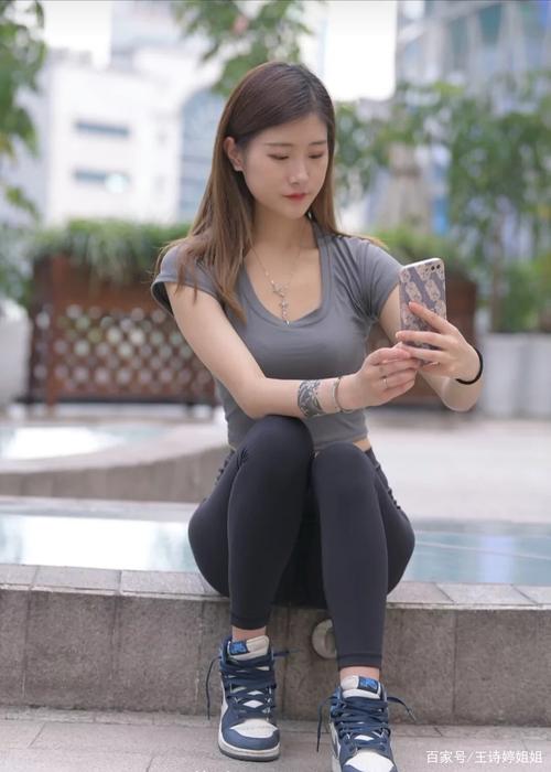 有小虎牙非常甜美的瑜伽裤女孩-小春日