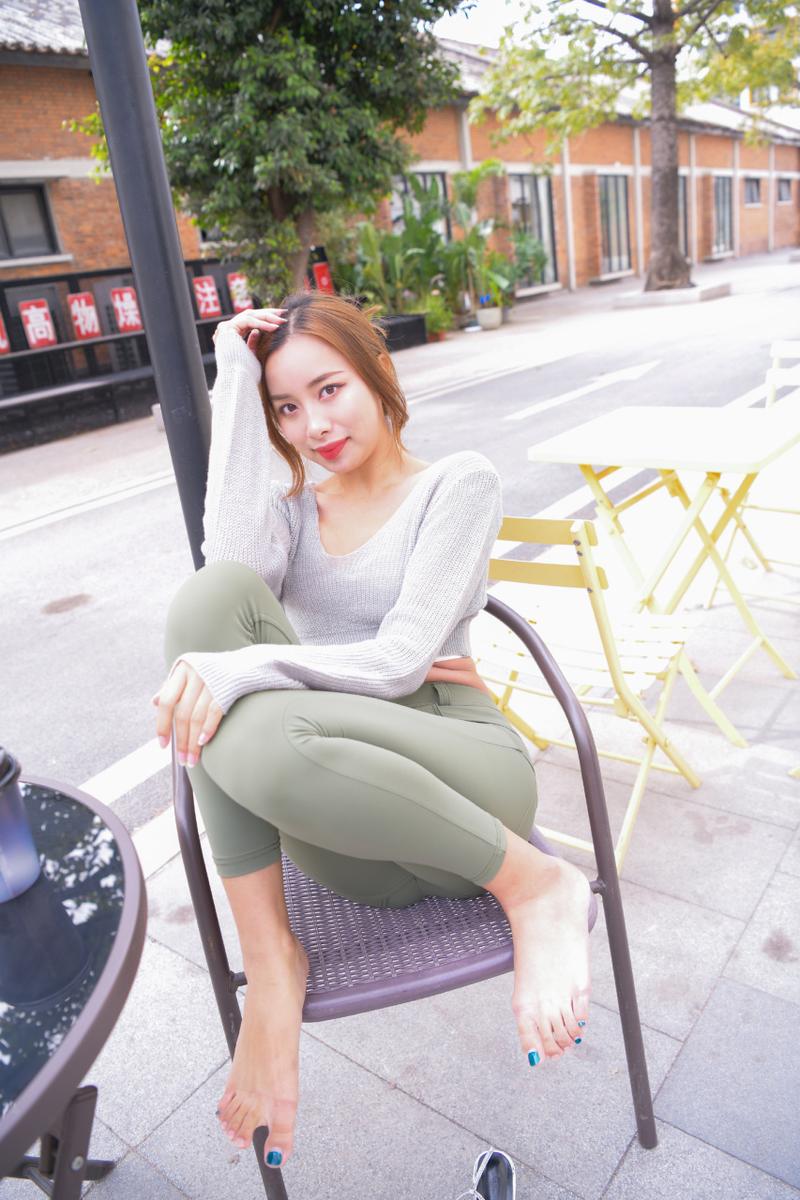 图片[3]-非常可爱的瑜伽裤女孩坐在凳子上 J1520 998P1V-26.5GB-小春日