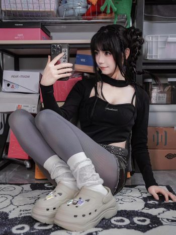 图片[8]-牛仔热裤+灰丝姑娘玩自拍-小春日