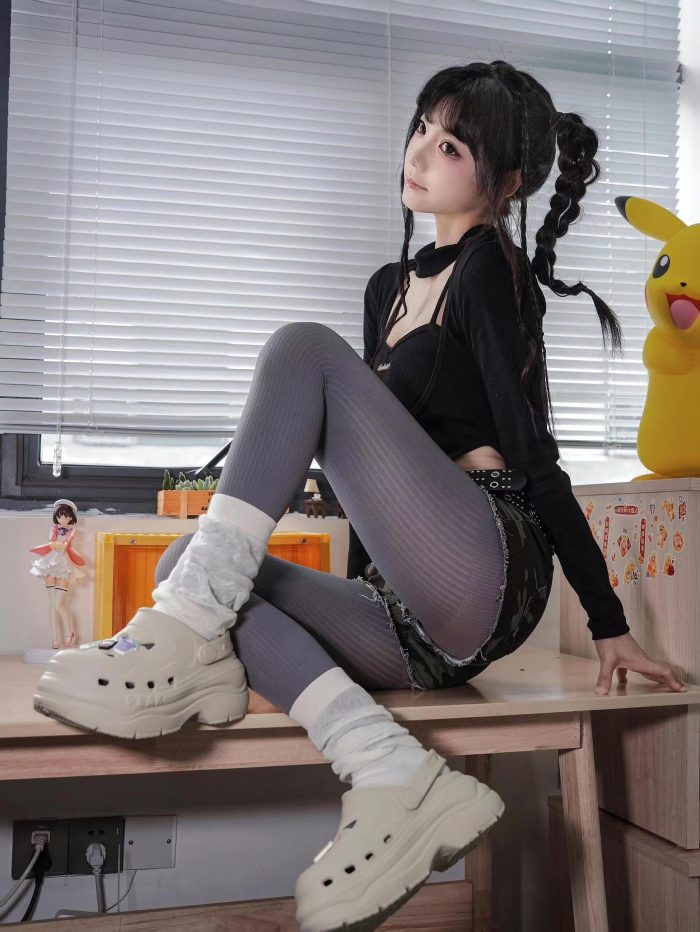 牛仔热裤+灰丝姑娘玩自拍-小春日