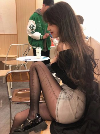 图片[3]-牛仔短裤+黑丝，太好看了吧-小春日