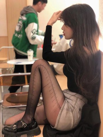 图片[1]-牛仔短裤+黑丝，太好看了吧-小春日