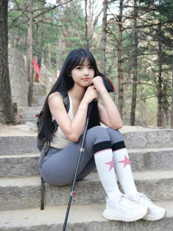 图片[1]-爱爬山的瑜伽裤MM，太甜美了！~-小春日