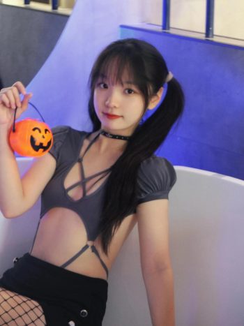 图片[5]-网格丝袜的清纯双马尾小姑娘-小春日