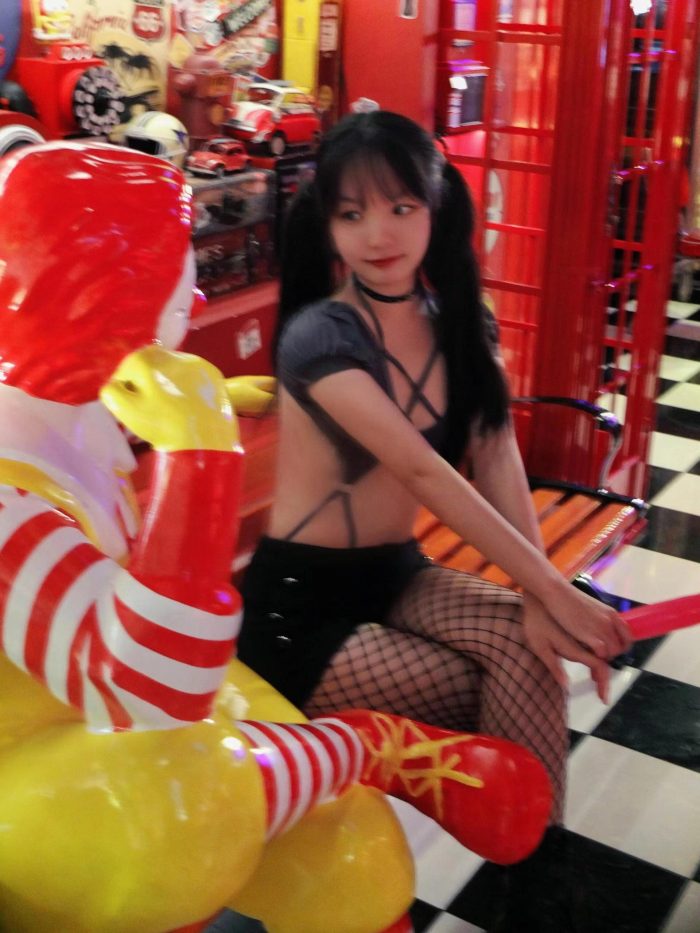 网格丝袜的清纯双马尾小姑娘-小春日