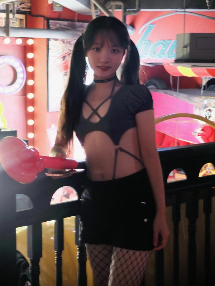 网格丝袜的清纯双马尾小姑娘-小春日