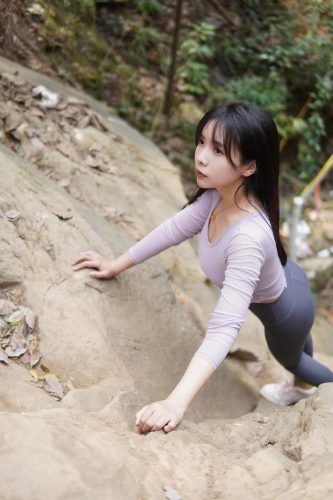 图片[8]-穿瑜伽裤爬山的长发少女-小春日