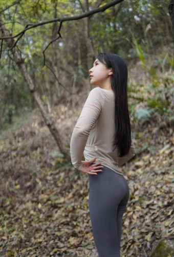 图片[5]-穿瑜伽裤爬山的长发少女-小春日