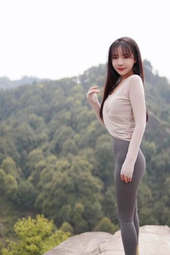 图片[3]-穿瑜伽裤爬山的长发少女-小春日