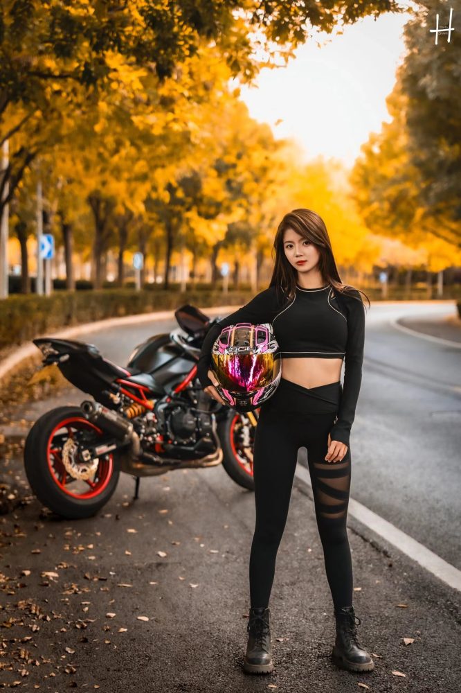 骑摩托车的瑜伽裤美女身材太好了！-小春日