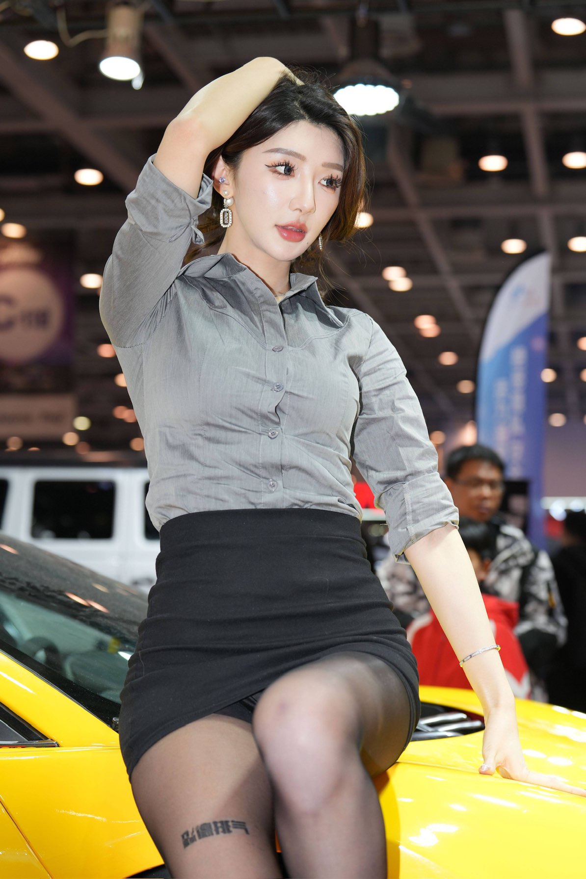 图片[2]-NO.85055 衬衫短裙通勤风的车模姐姐【105P】-小春日